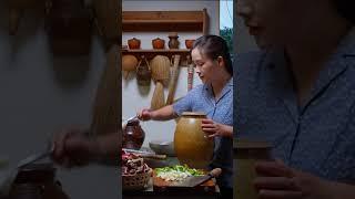 雨季后采来新鲜的红菇，搭配上青椒、大蒜一起下锅煎炒，是最能体现蘑菇鲜嫩的一种吃法，炒熟后鲜艳的红菇再盖上一碗香喷喷的米饭，美味加倍！#mushroom #云南 #美食 #DianxiXiaoge