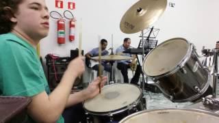 Eu tocando o hino "Eu Navegarei" na bateria