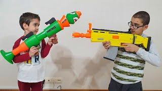 Berat ile Buğra Salonda Nerf Savaşı Yaptı. Nerf War Fun Kids Video