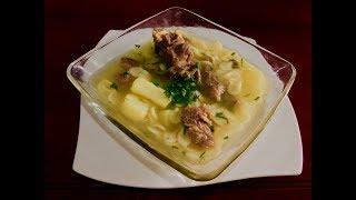 Sopa ecuatoriana de carne de res con fideos 