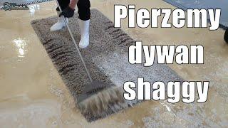 Bardzo brudny dywan shaggy.  Pranie na wskroś. Pranie dywanu z długim włosiem