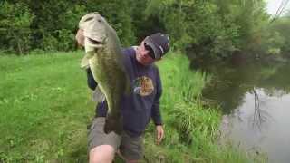 Fishing a Swim Jig From Shore for Super Sized Largemouth - Dave Mercer's Facts of Fishing THE SHOW