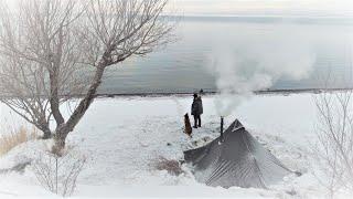 Wintercamping im heißen Zelt im Schnee, Kochen im Holzofen, Bushcraft, Naturgeräusche, Asmr