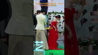 Gong Jun pulled Yang Mi’s hand by mistake | Fox Spirit Matchmaker: Red-Moon Pact | 狐妖小红娘月红篇 | iQIYI