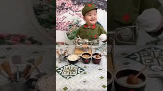 How Cute Little Chef Makes Popcorn in Chinese Traditional Way