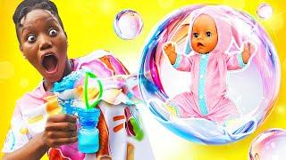 The babysitter makes a bubble party for the baby doll! Funny games with baby dolls & toys for kids.