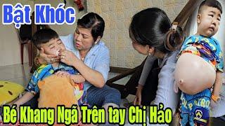 Bật Khóc Bé Khang5T ngã trên tay chị Hảo.