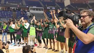 La celebración de los jugadores del Unicaja con su afición