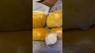 TEXAS ROADHOUSE FREE DINNER ROLLS SO YUMMY||#dinnerrolls #texasroadhouse #henderson #shorts