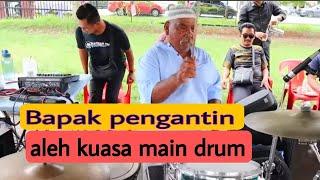 Bapak Pengantin tak puas hati pergi pentas jumpa pemain drum..ambik aleh kayu drum kasi hentam..drum