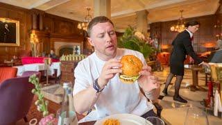 Burger essen im teuersten Hotel von Hamburg