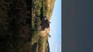 Испытание прицепа и пики для погрузки сена в рулонах