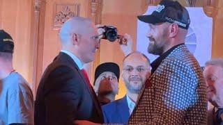 NEW! TYSON FURY & OLEXANDR USYK IN BIZZARE PHOTO SIGNING & REMATCH FACE OFF IN LONDON!