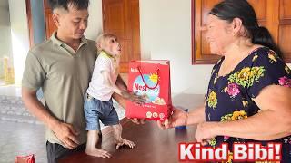 Bibi and Uncle Phong go shopping for gifts for the elderly to celebrate one million followers!