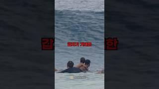 서핑보드 위에 선 아빠와 아들