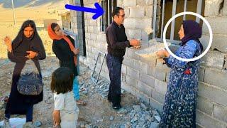 Mother's perseverance in installing the door and window of the house with the help of the teacher