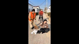 大街上的一幕#搞笑故事#幽默风趣#笑话#开心一笑#乡村搞笑