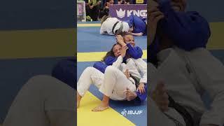 Cassia Moura attacking relentlessly. #ibjjf #bjj #jiujitsu