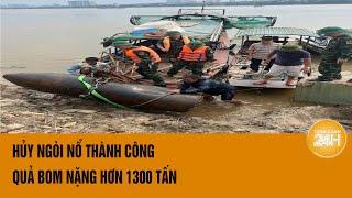 Cận cảnh quả bom khổng lồ nặng hơn 1,3 tấn dưới chân cầu Long Biên, Hà Nội | Toàn cảnh 24h