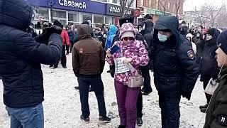 Задержание участников митинга на улице Советской Оренбурга