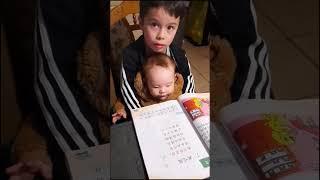 这是有多爱三弟，读书都不愿把他放下。