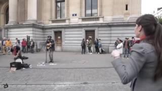 Artista Callejero Cantando Junto A Una Mujer, Hermoso!