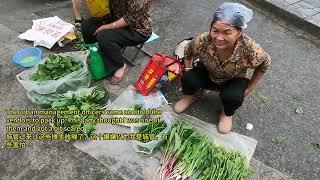 A local town market in southwest China, full of street food, crafts and fruits.