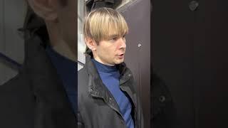 Жена пудрит носик