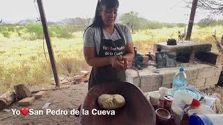 Kenna Soqui haciendo pan tostados - Yo Amo San Pedro de la Cueva