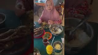 Lunch di Resto “Sri” Pandaan, Malang.  Pengunjung Padat. Rasanya Memang Uenak. Sabtu1Juni2024