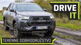 Toyota Hillux GR Sport: Do náročného terénu ale aj do luxusného hotelu