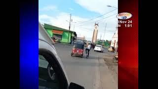 Captan en video a ciclista sujetado de una mototaxi en plena vía pública