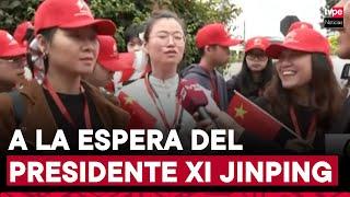 Residentes chinos permanecen en exteriores de hotel donde se hospeda el presidente Xi Jinping