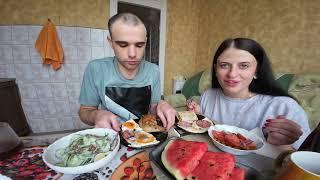 МУКБАНГ С ВАРЕЙ / ЯИЧНИЦА С КОЛБАСОЙ / КУРИЦА / САЛАТ / АРБУЗ / МОСКВА / EATING Mukbang ASMR АСМР 먹방