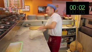 Il pizzaiolo più veloce del mondo è di Reggio Emilia, ecco la sua pizza in 20 secondi