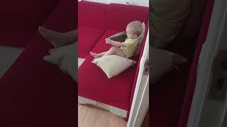 Малюк вчиться натягати штанці  #baby #shorts