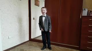 На последний звонок!! Одиннадцатиклассникам! - читает Гоша Иванов, 7 лет