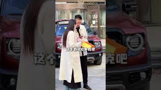 街头挑战给路人美女送LV她会啥反应