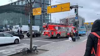 [Berliner Feuerwehr] DLK 1300 pustet sich den Weg vor dem Hbf frei