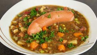 Linseneintopf mit Kartoffeln, Gemüse, Speck und Würstchen | Linsensuppe