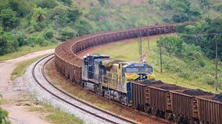 Trem gigante com quase 300 vagões passando chutado na Ferrovia do Aço, maquinista buzinando muito!!.