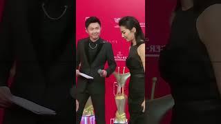 #成龙 红毯上想牵#刘涛 的手，被刘涛黑脸拒绝，场面极其尴尬！主持人假装没看见，这是一点面子也不给呀