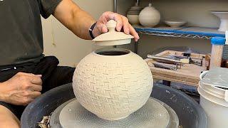 821. Making a Roller Texture Lidded Moon Jar with Hsin-Chuen Lin 林新春 滾花紋圓蓋瓶製作示範