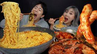 SUB) ASMR MUKBANG 진짜!레전드각! 아삭호로록! 첫국물라면5봉지+김치5종 먹방!! 최고로 단시간에 다먹음ㅋㅋ Legend spicy noodle + Kimchi!