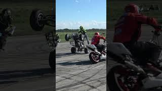 Quadbike vs stunt riders - Wheelie against burnout