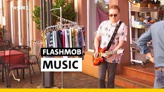 Sensationeller Flashmob „Music" mit Mr. Music - John Miles himself in Landau