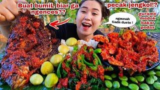 EATING GRILLED GURAME FISH, JENGKOL PECAK, PAPAYA STICK VEGETABLES, LALAPAN, RAW JENGKOL MIX PETE