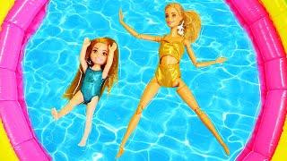 Spielspaß mit Puppen. Barbie und Chelsea gehen auf die Pool-Party.