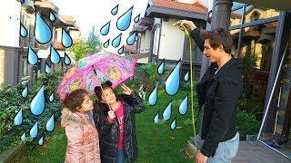 Masal ve Öykü'ye Yagmur Şakası ! Rain Prank for Children - Funny Kids Video