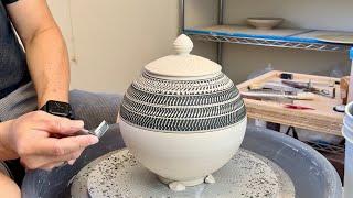 820. Trimming/Chattering/Sgraffito a Texture Lidded Moon Jar with Hsin-Chuen Lin 林新春 圓蓋瓶修坯示範